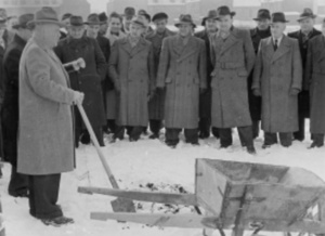 Werkdirektor Liebig beim ersten Spatenstich für Wohnungen der AWG Rheinmetall, 13. Februar 1955